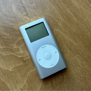 Apple iPod Mini, Silver, 2004, Y2K Digital Audio Player